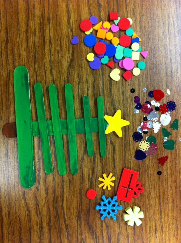 ozdobte zmrzlinové tyčinky na vianočný stromček