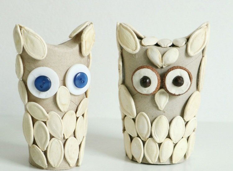 drotár s toaletnými rolkami na jeseň prírodné materiály-sova-tekvicové semienka-žalude