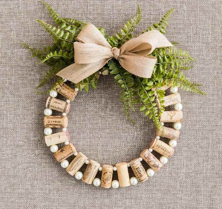 drotár s korkovým vencom-veniec-veniec-umelý-kvet-kapradina-stuha