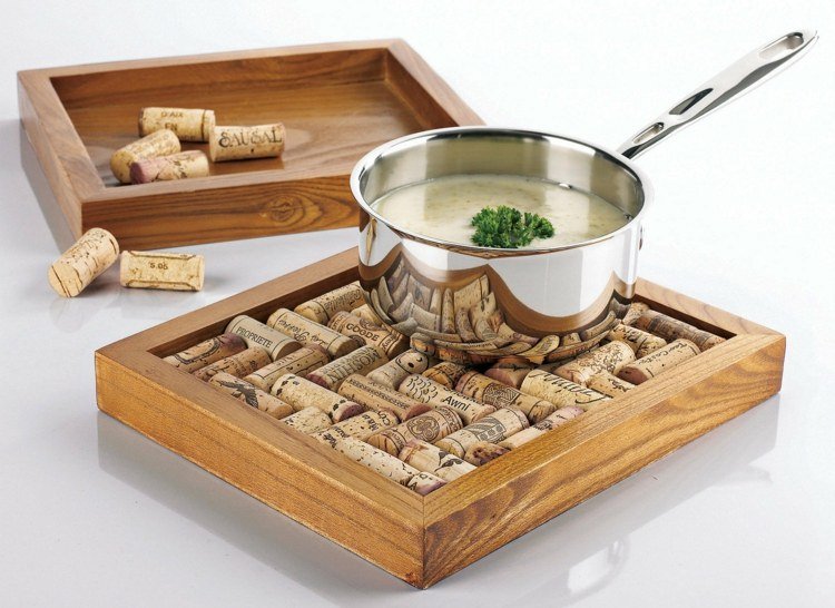 drotár s korkovými táckami-drevené-rámy-hrnce-panvice