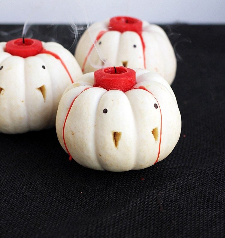 Svietnik vyrobený z vydlabaných mini tekvíc s červenou sviečkou Remeslá s tekvicovými sviečkovými zubami