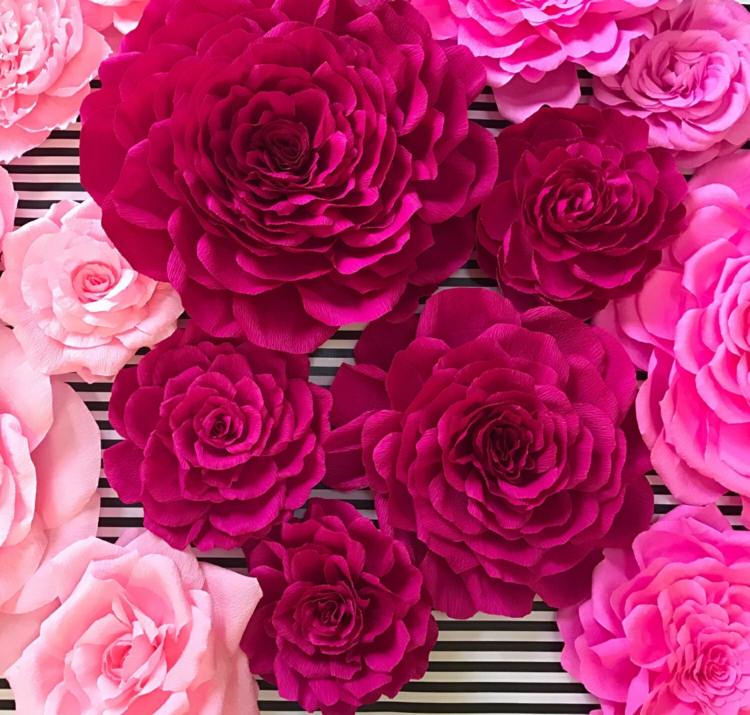 dekorácia krep-papier-drotár-kvetina-stena