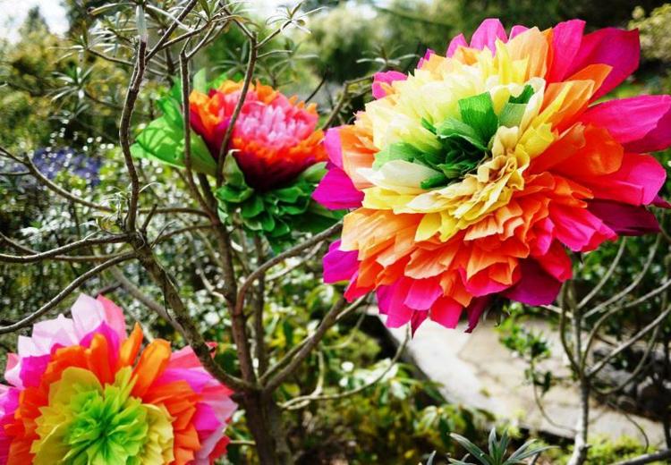 drotár s krepovým papierom kvetinová dekorácia-farebná-krepová