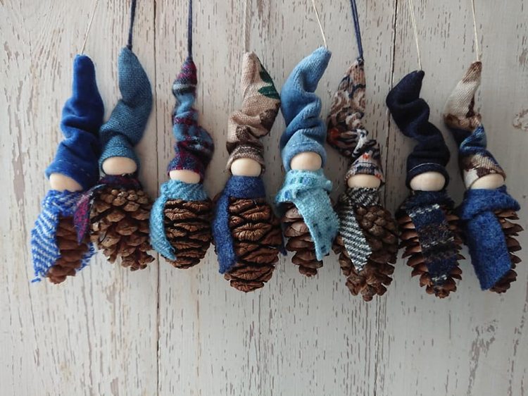 Ručné práce s dlhými šiškami robia škriatkovia z šišiek a ponožiek s deťmi na základnej škole