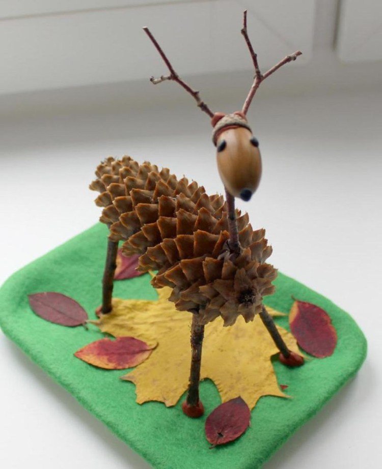 Vykonajte ručné práce s veľkými šiškami sobov zo žaluďov a jesenného lístia sami