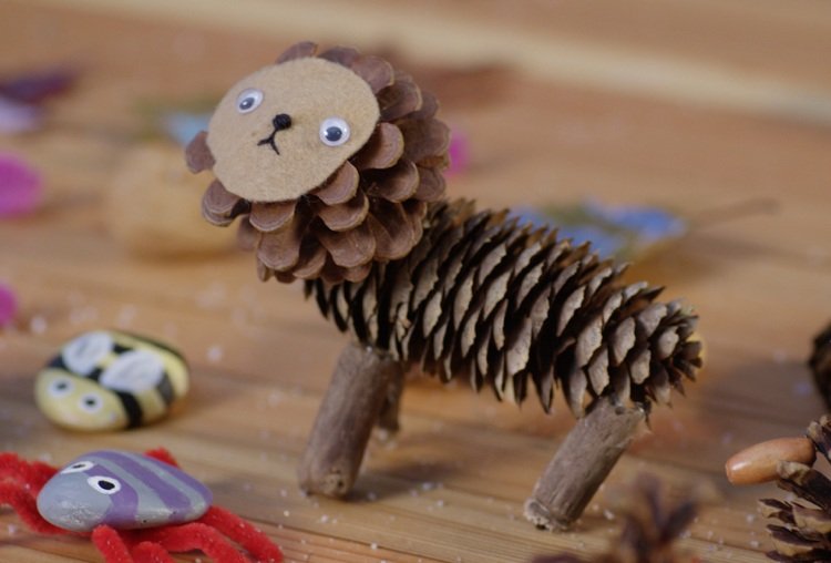 Robte ručné práce s dlhými šiškami lev z plsti a šiškami sami