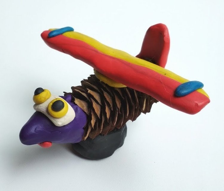 Remeselné nápady pre deti, ako si vyrobiť lietadlo sami z dlhých šišiek a modelovacej hmoty