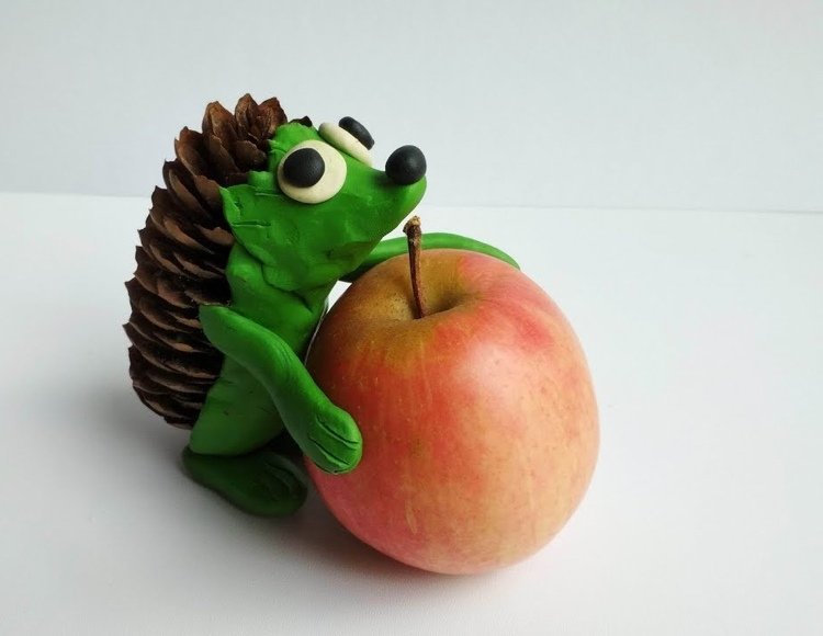 Ručne robte dlhé ježko ježka z modelovacej hmoty a šišky sami