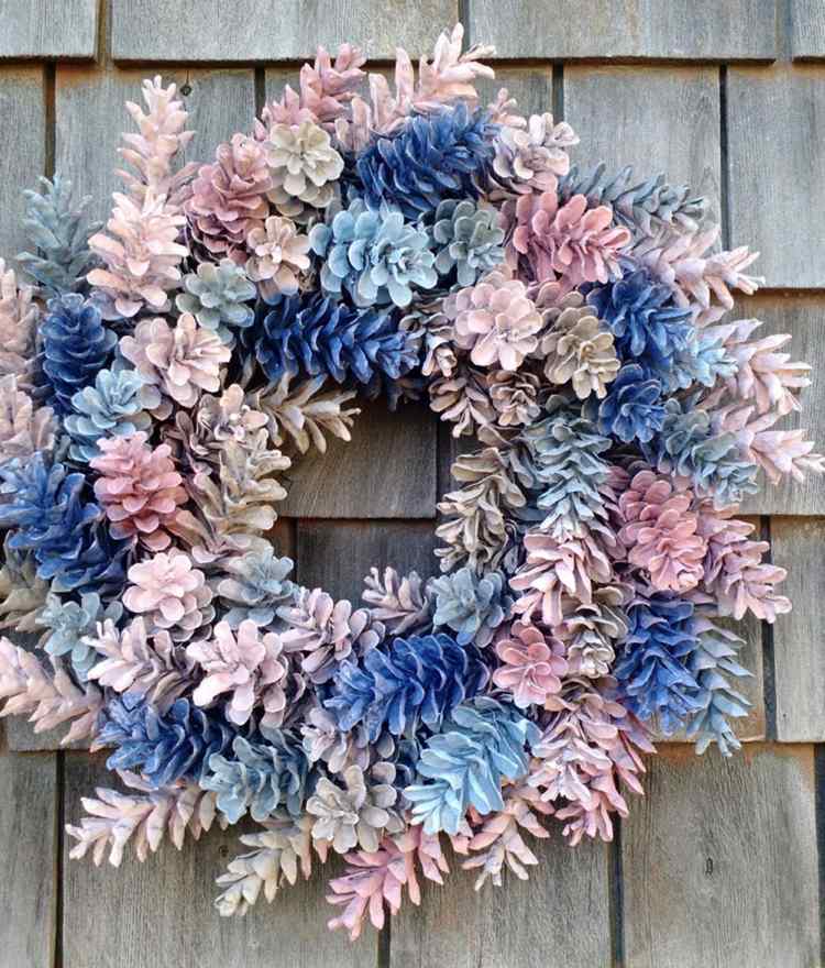 Ručné práce s borovicovými šiškami Viazajte si vlastný venček na dvere a namaľujte veľké šišky v pastelových farbách