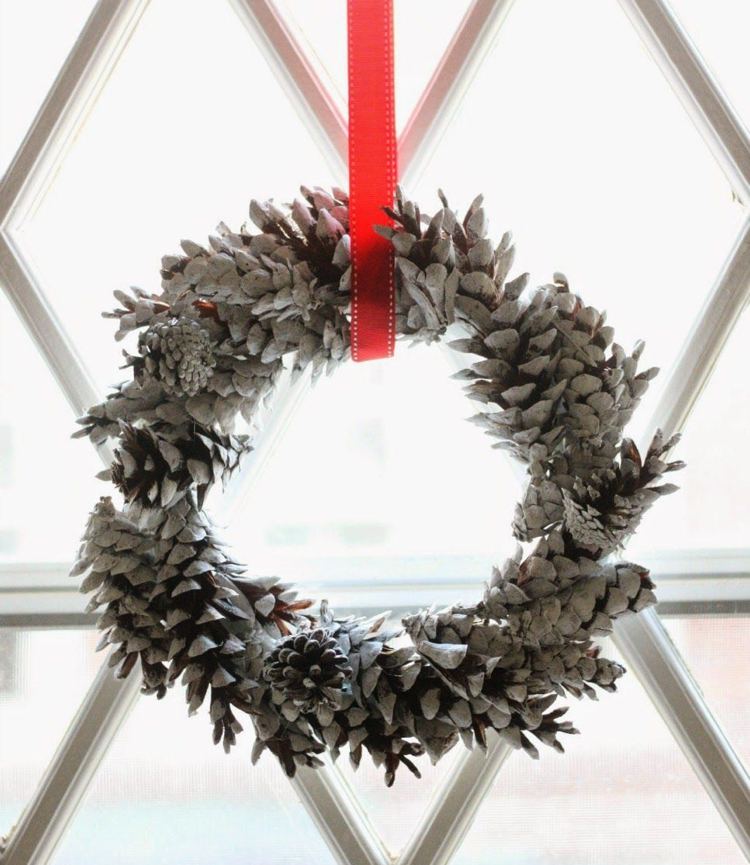 Nápady na dverové vence vyrobené z borovicových šištičiek nastriekajte umelým snehom a zafarbite ich striebornou farbou