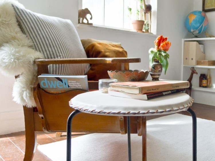 drotár-s-koženou-stoličkou-biely-kov-kruhový-sedadlo-kreslo-drevo