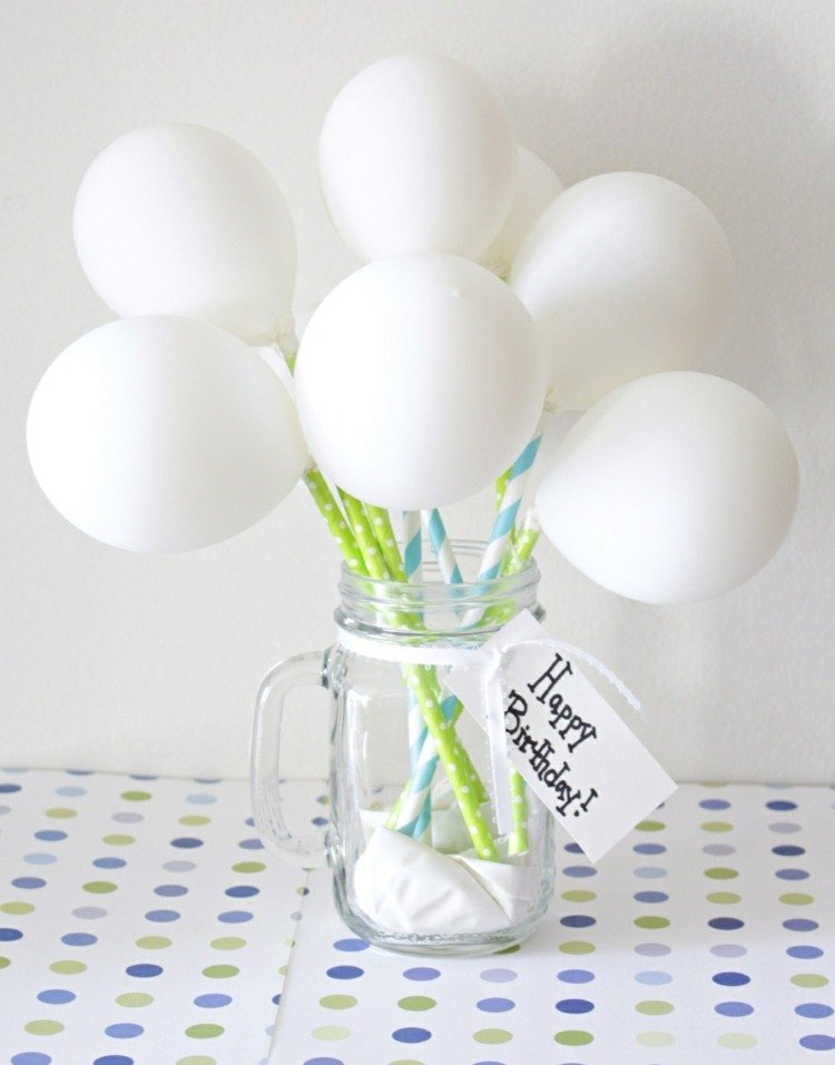 Vyrobte si kyticu sami z balónov a slamiek