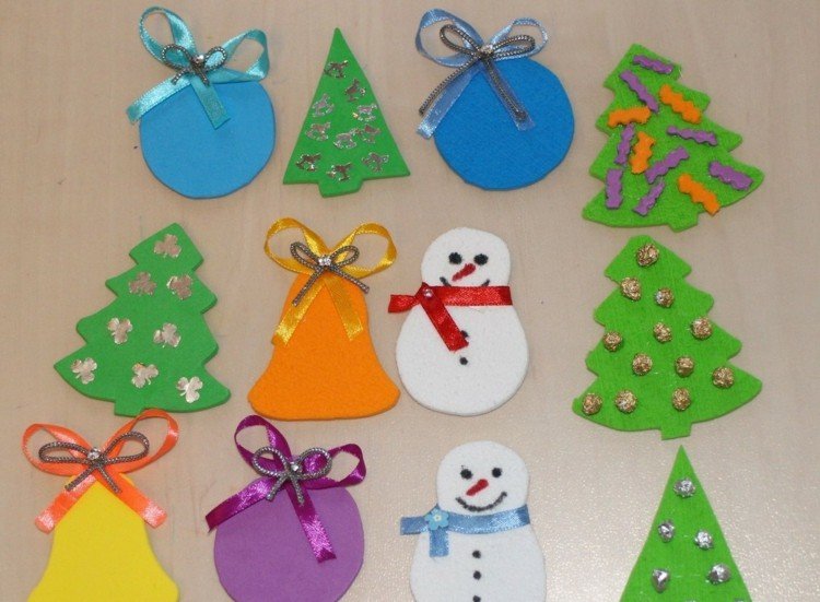 drotár so špongiovou gumou na vianočné ozdoby jedľa šperk zvonček vianočné gule