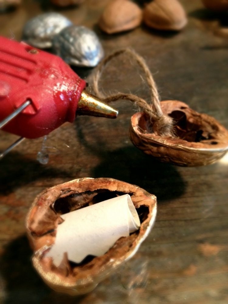 drotár s prírodným materiálom priadza-orechové škrupiny-horúce lepidlo-posolstvo-trblietky-zlato