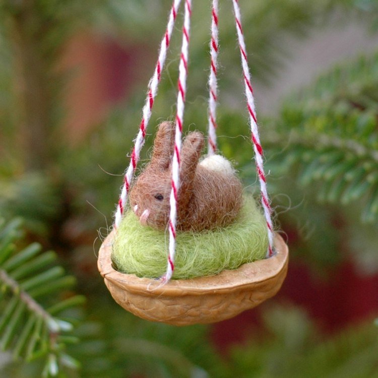 drotár s prírodným materiálom veľkonočná-králičia-plstená-hniezdo-ozdoba-orech-škrupina-priadza