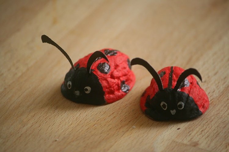 drotár-prírodný-materiál-lienka-farba-červená-čierna-krútiť-očami-papier-škrupiny z orechov