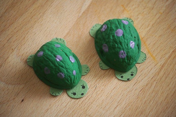 drotár-prírodný-materiál-korytnačky-orech-škrupina-polovice-kartón-oči-maľované