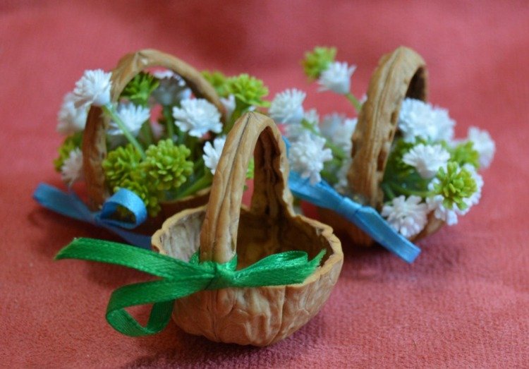 drotár-prírodný-materiál-orechové škrupiny-jarná dekorácia-kvetinový-košík-stuha-dekorácia