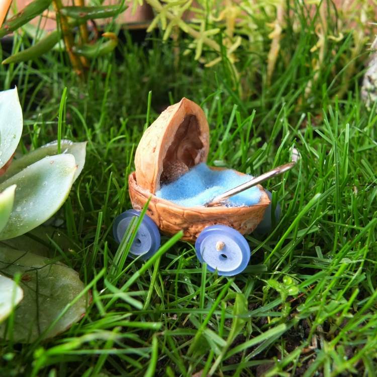 drotár-prírodný-materiál-kočík-mini-gombíky-držadlo-drôt-orech-škrupina-deka-biela