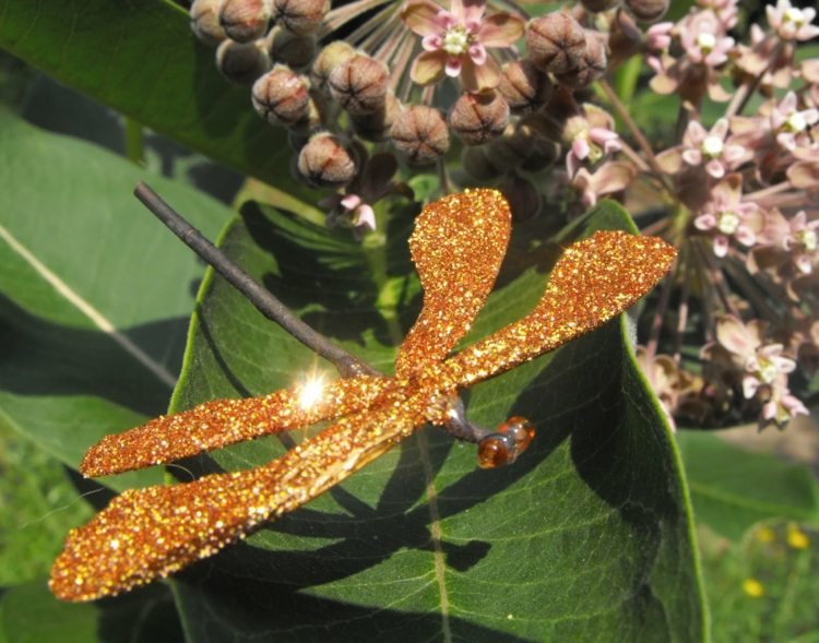 drotár-prírodný materiál-vážka-javorové semená-vetvička-trblietavý prášok-prírodné-oko-živicové lepidlo
