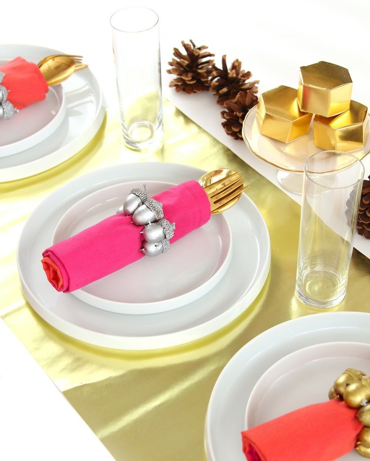 drotár-prírodný materiál-obrúsky-krúžky-žalude-strieborné-zlaté-látkové obrúsky-príbory-taniere-šišky-poháre