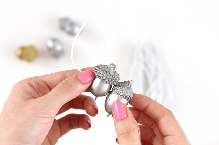 drotár-prírodný materiál-žalude-obrúsok-krúžok-niť-zlatá-strieborná-gumička