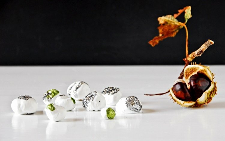 Drotár s prírodným materiálom gaštan-lakovaný-bielo-trblietavý-zeleno-žltý-ozdobný-konár