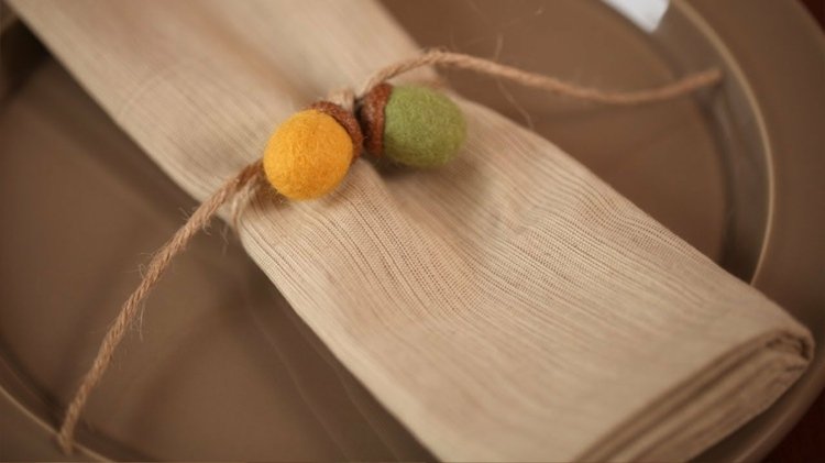 Vytvorte krúžky na obrúsky zo žalude z plsti drotár s prírodnými materiálmi obrúskový prsteň žltozelená priadza