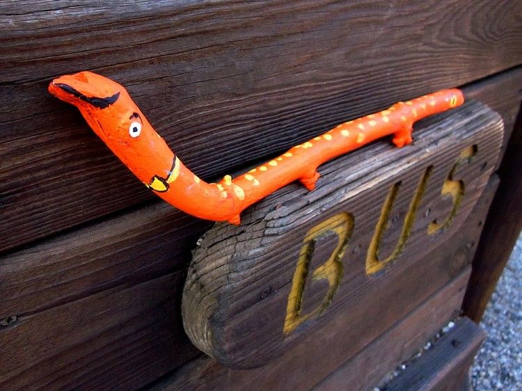 drotár-prírodné-materiály-leto-konáre-farba-jašterica