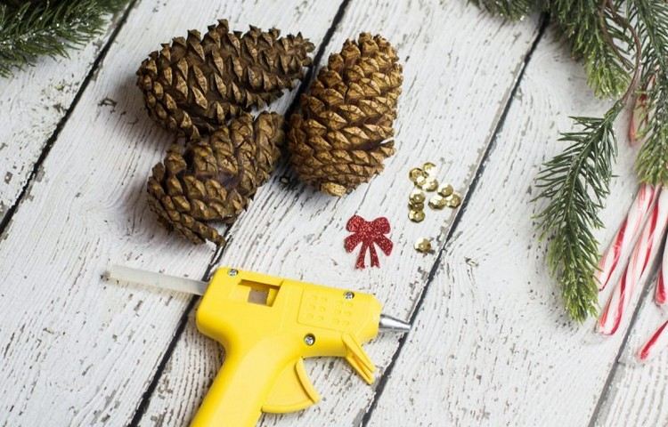 Vianočné ozdoby drotár z prírodných materiálov flitre horúce lepidlo