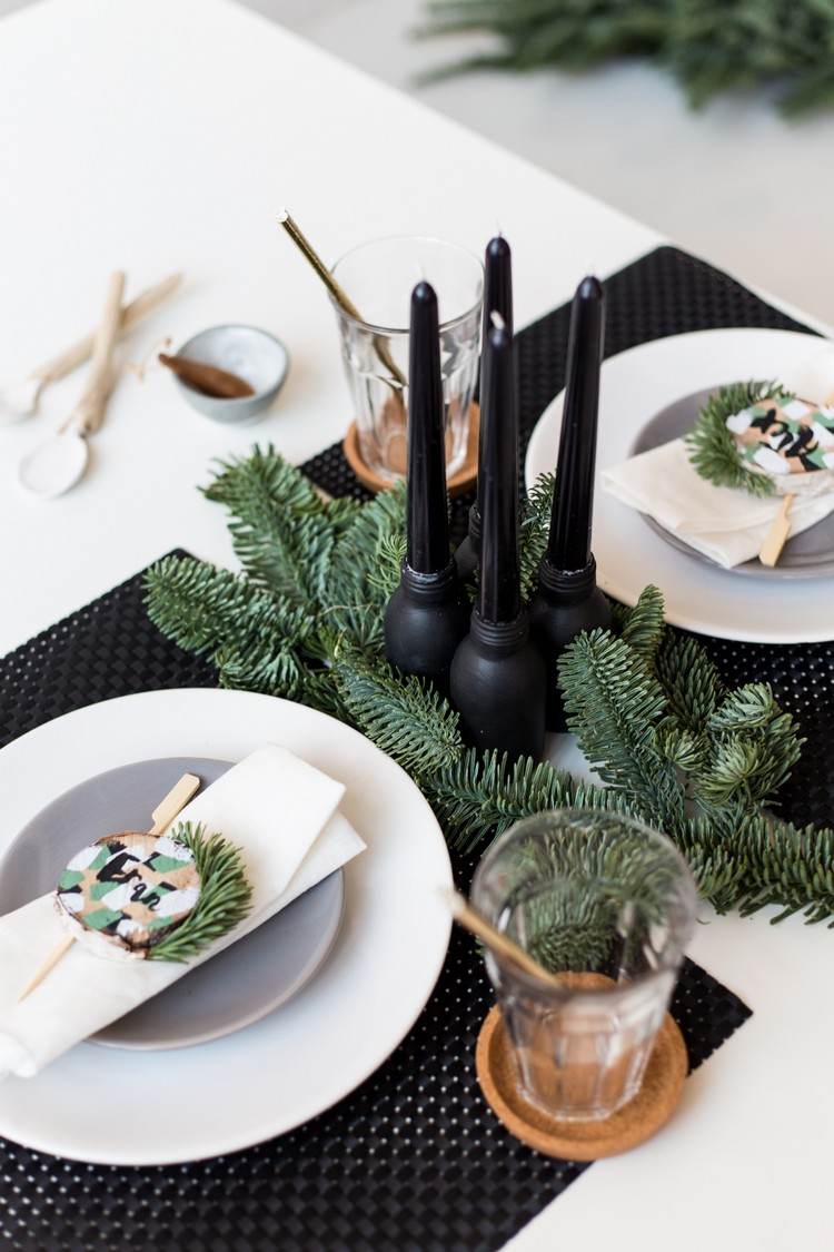 vianočný stôl dekorácia miesto karty drotár prírodné materiály