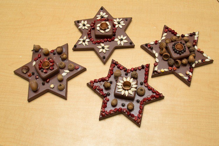 hviezdičkár s detskými vianočnými svietnikmi z prírodného materiálu