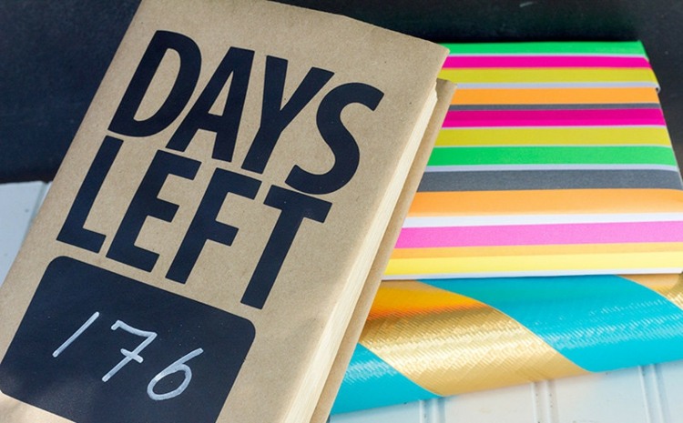 drotár s papierovými knihami-tesa-písací-baliaci papier-obal