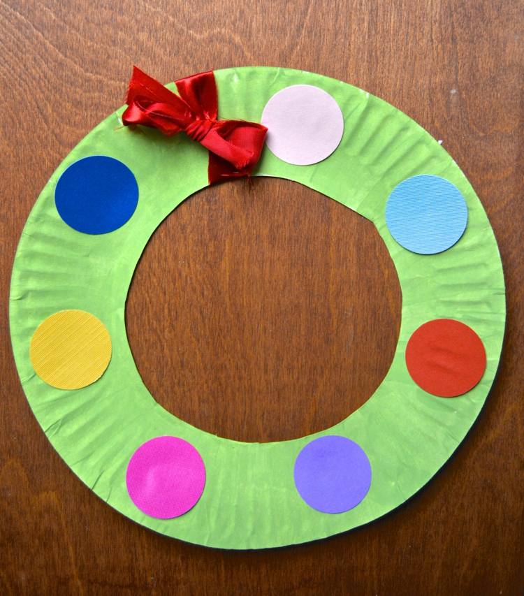 drotársky papier vianočný veniec deti papierové taniere kruhy farebný remeselný papier