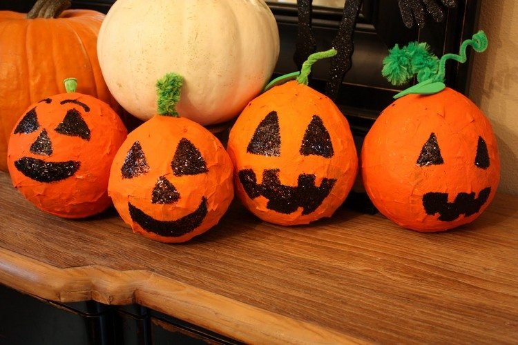 Remeslá s papierovým maché halloween-vtipné-tekvice-trblietavé-dekorácie