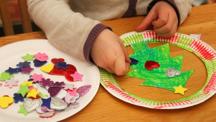 Ručné práce s papierovými taniermi vianočný stromček-klobúk-vianočné-remeselné-deti