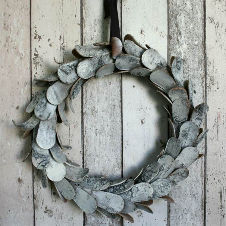drotár s kôrou dverný veniec rustikálne vianočné sivé