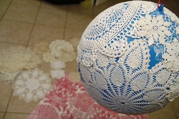 Čipkované obrúsky sú nalepené na guličke drotár s čipkovanými pomôckami balón-gulička-palica-gulička-tvarová lampa