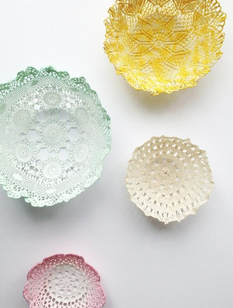 Vyrobte ozdobné misky z látky tinker-doilies-colored-paint-bowls-do it-yourself-easy
