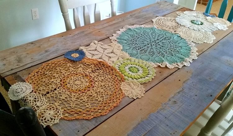 Vyrobte si behúň na stôl z čipkovaných doličiek tinker-krajka-doilies-stôl bežec-nápad-farebné-kruhy-háčkovanie