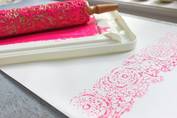 Ako pečiatku použite čipkované obrúsky drotár-čipka-dečky-pečiatka-urobte si-krajkový-motív-romantický