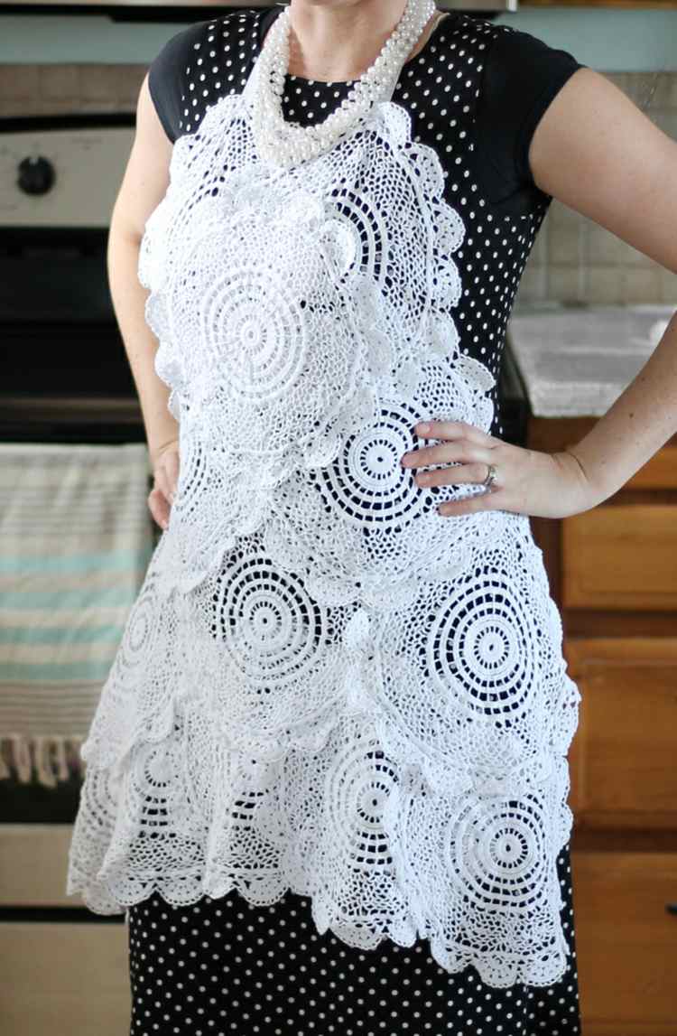 Šiť dohromady čipkované obrúsky a urobiť zásteru drotárska čipka-dečky-zástera-šitie-gazdinky-príslušenstvo-recyklácia