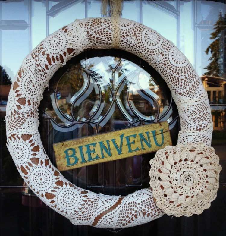 Jednoducho si pohrajte s čipkovanými doličkami - pekný dverný veniec drotár-čipka-doily-inšpirácia-veniec-dizajn-čipka-prsteň-šaty