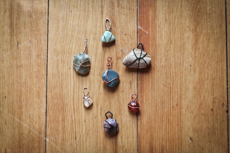 drotár-kamene-kutilstvo-šperk-prívesok-drôt