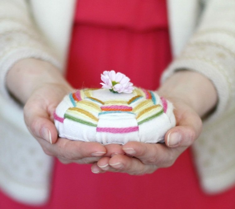 Dekorácia drotárskych kameňov-väzba-nápad-vankúš-stôl