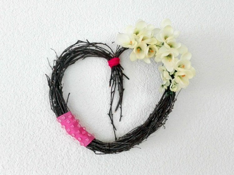 Krásny veniec v tvare srdca vyrobený z brezových konárov na Valentína a na iné príležitosti