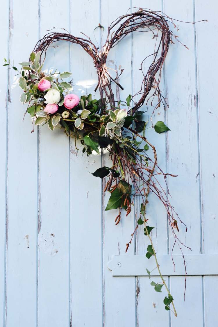 Vyrobte si ozdobné srdce s brezovými ratolesťami ako alternatívu k vencu sami