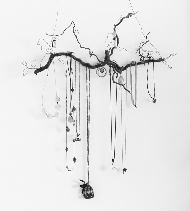 Ozdobná vetva na zavesenie ako ozdobný a užitočný stojan na šperky