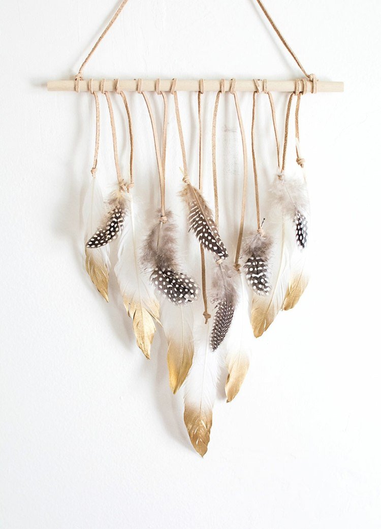 Milý nápad s naplaveným drevom, koženými šnúrkami a perím na dekoráciu z prírodných materiálov