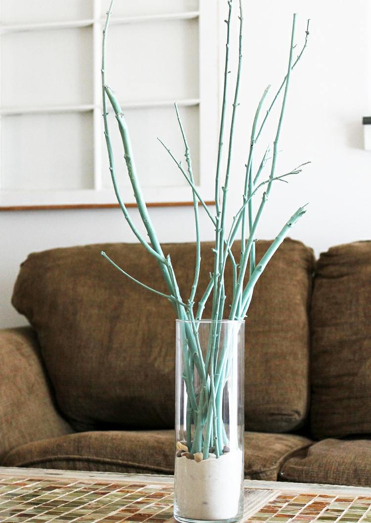 Puristické a námorné - svetlo modré vetvičky v sklenenej váze s pieskom